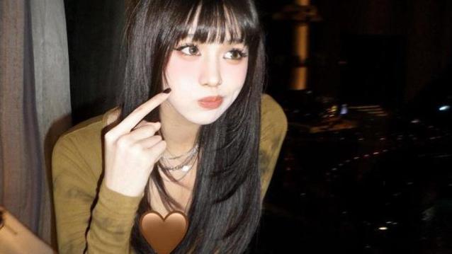 汪峰女儿小苹果近照曝光！浓妆艳抹秀火辣身材，家庭破裂影响太大