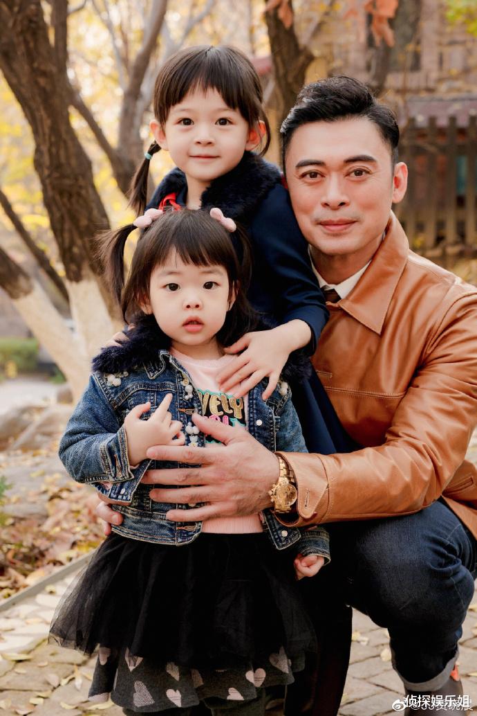 樊少皇|樊少皇娇妻晒俩女儿萌照，饭兜饭团穿公主裙同框，颜值差距明显