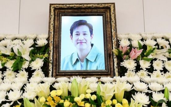 涉威胁李善均女室长受审，抱孩子一言不发，在男方去世前逃跑未果