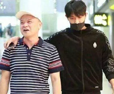 黄子韬|黄子韬父亲：家产200亿，为不让儿子膨胀，动用关系把报道压下去