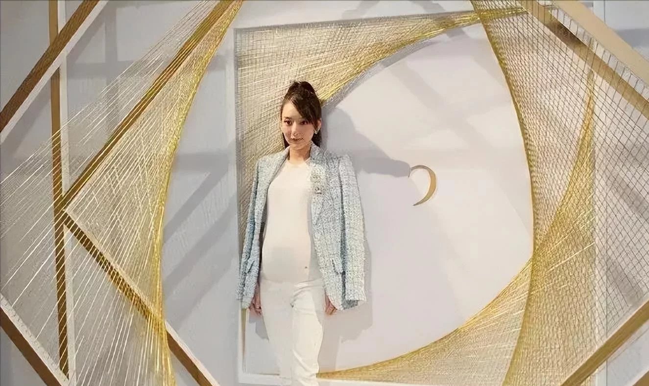 梁洛施怀第4胎?56岁李泽楷陪同医院产检,李嘉诚当场送千万豪宅