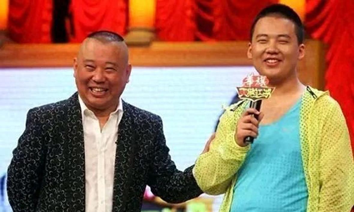 曝郭德纲移民澳洲住富人区，全家穿睡衣出门，8岁的儿子不上学争议