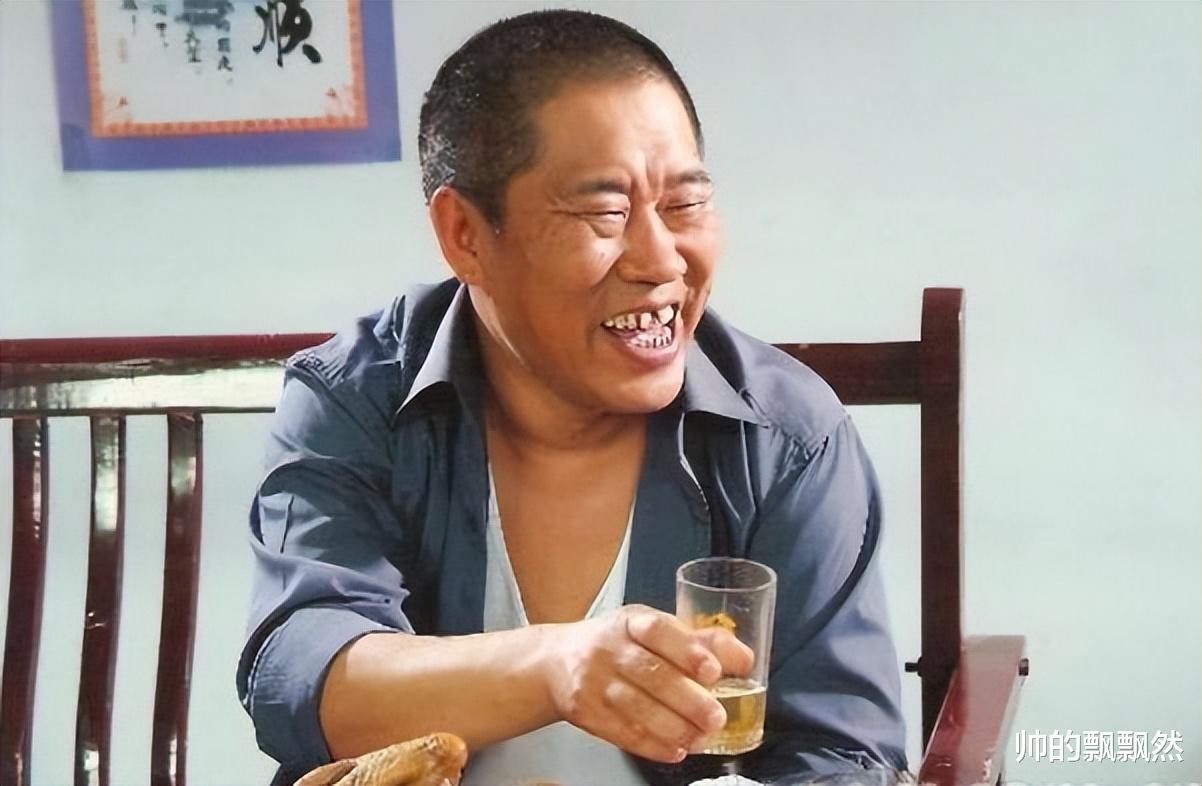 豆瓣|杜旭东:帮离异的女儿养孩子,用亲情温暖继母,风光背后全是眼泪