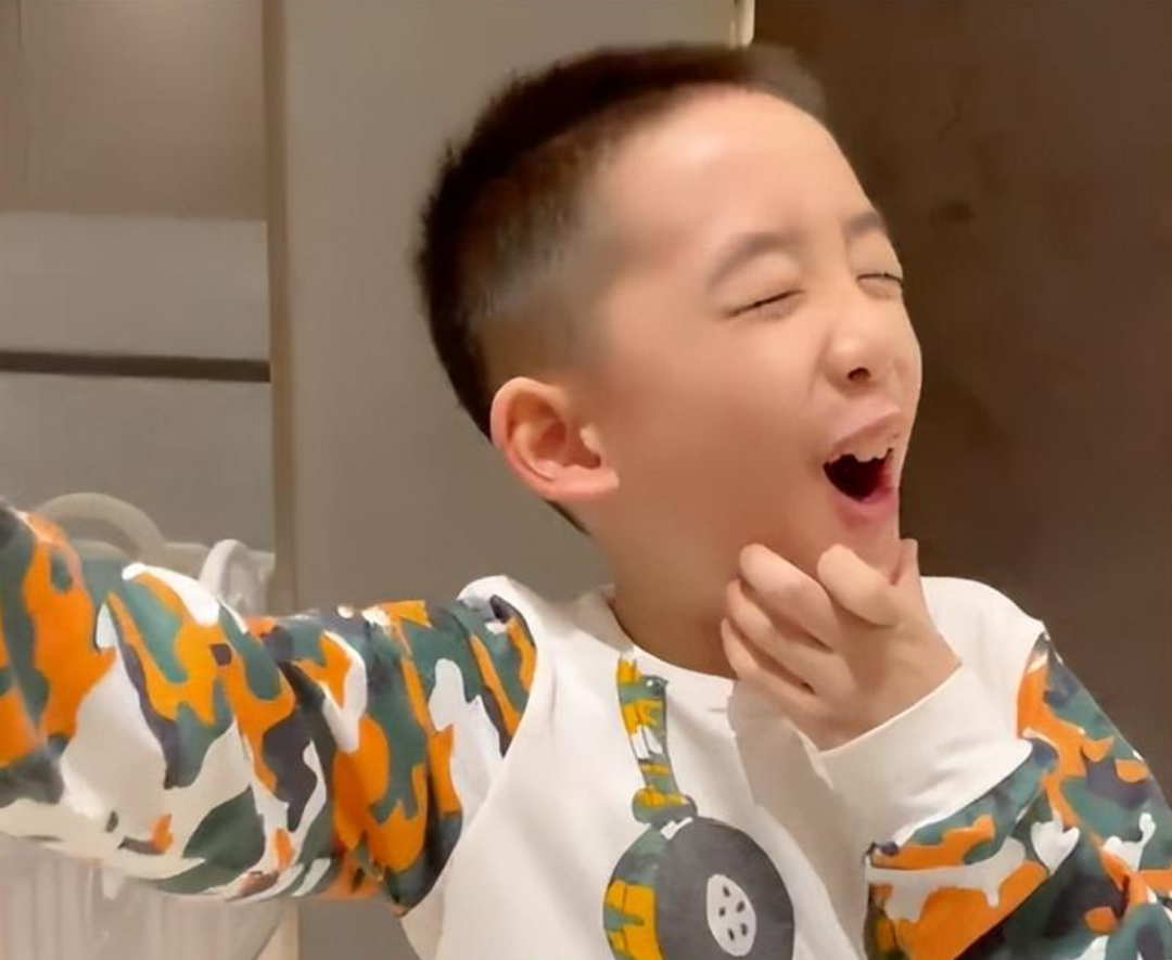 jasper|陈小春儿子长大了，10岁jasper当国际学校导游，精英教育惹人羡慕