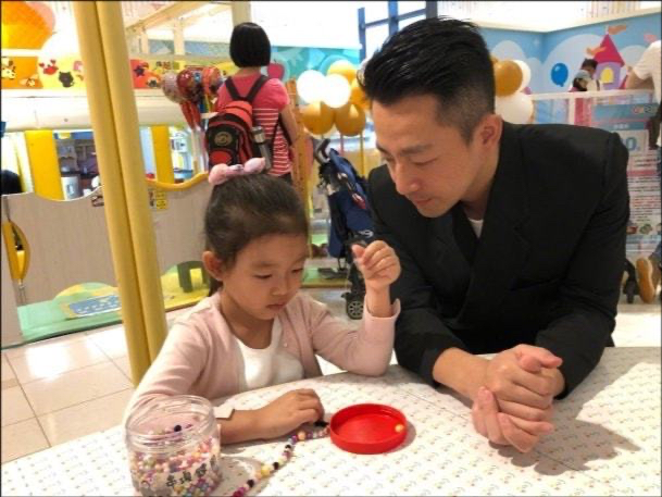 汪小菲|汪小菲台北送孩子回家，牵着8岁女儿的手，儿子蹦蹦跳跳好开心