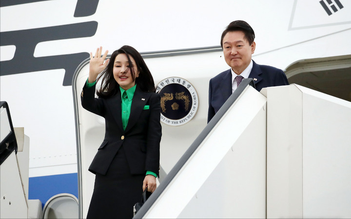 衬衫 韩国第一夫人结束访问日本回国啦！终于换了发型，绿色内搭美出圈