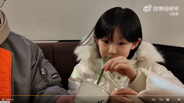 陆毅|47岁陆毅还有少年感!带女儿吃饭亲自喂饮料,贝儿比妹妹漂亮太多