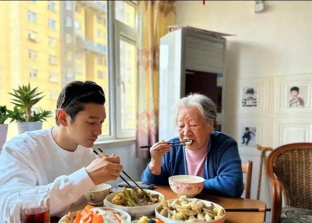 黄晓明返回家乡青岛享受海鲜盛宴，小海绵照片引发关注