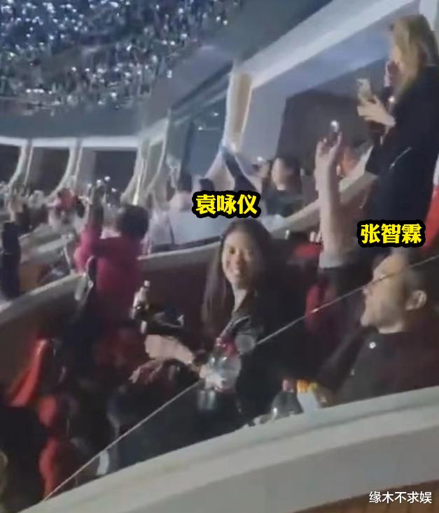 张智霖携妻儿外出被偶遇,头发全白瘦太多,17岁魔童被夸帅气!