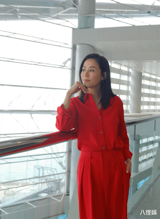 53岁宣萱看展，穿几十元T恤超朴素，真人获赞比年纪倒过来还年轻