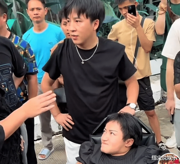 袖珍富豪李喜梅大婚，疑前夫大闹索要1亿损失费，丈夫反应被吐槽