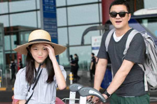 李亚鹏女儿周岁宴,李嫣疑特殊出场方式引争议,网友无语:真是恶心