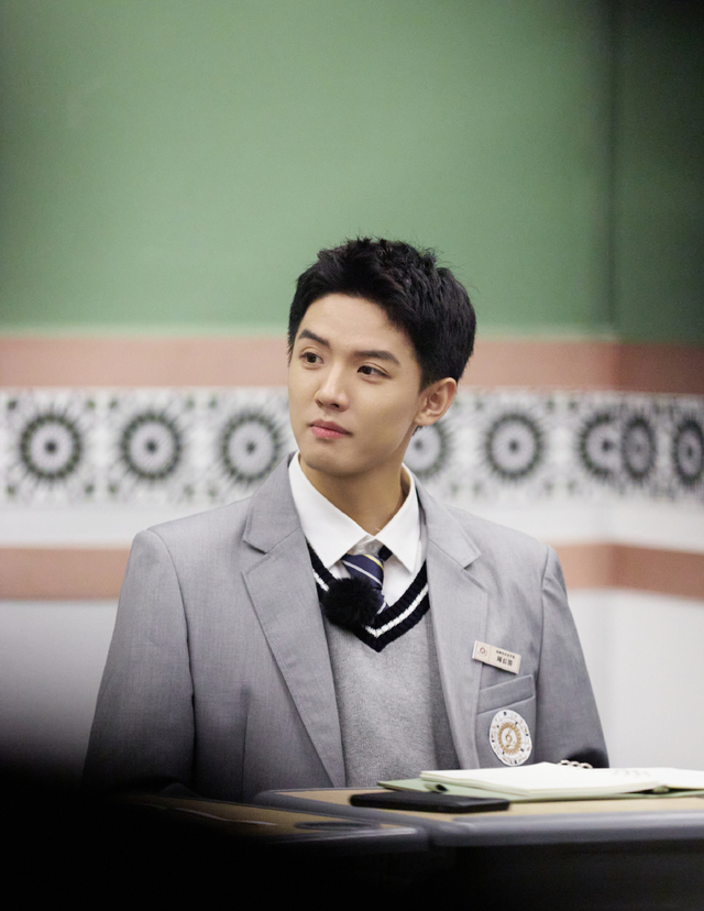 周峻纬|周峻纬因不当言论被禁言，被扒立场有问题，赵丽颖白鹿或被波及