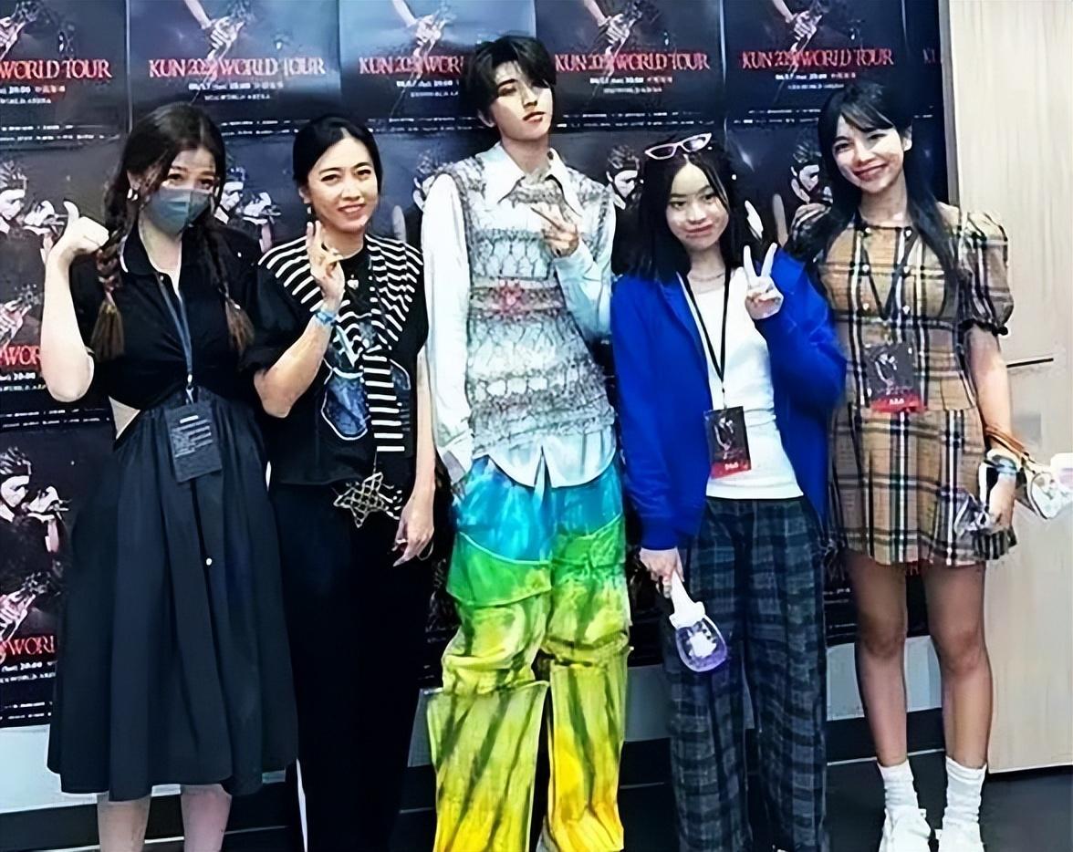 刘銮雄不再虚弱,久违现身富豪聚会,由甘比陪着跟李嘉欣闺蜜合影!