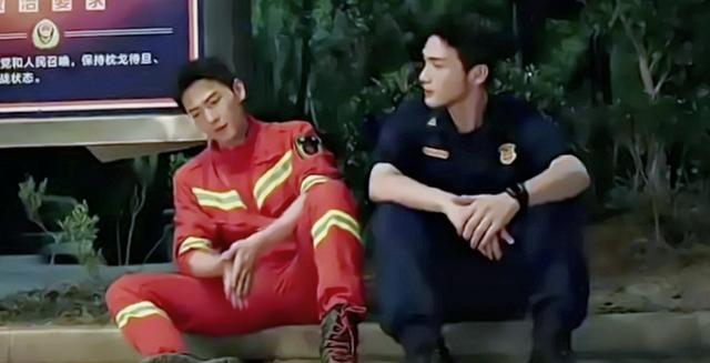 杨洋直播还不忘耍帅,全程摇头晃脑,不放过任何展现美貌的机会