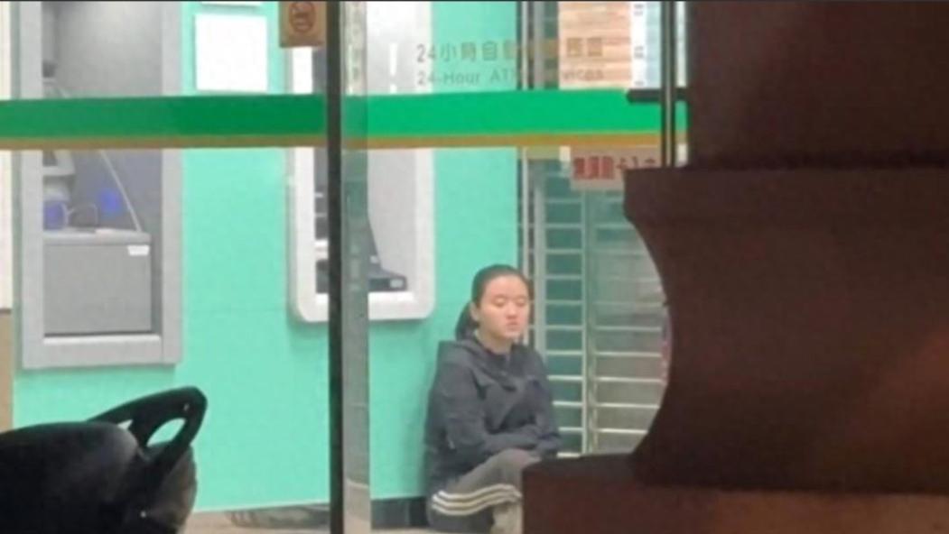 “爷孙恋”林靖恩近况曝光，流浪街头无人收留，头发稀疏举止邋遢