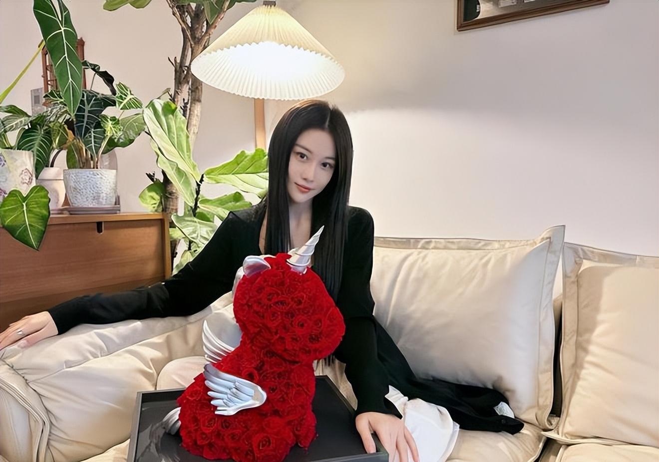 张馨予|张馨予晒时尚穿搭又瘦了,被打趣长腿细得像P的