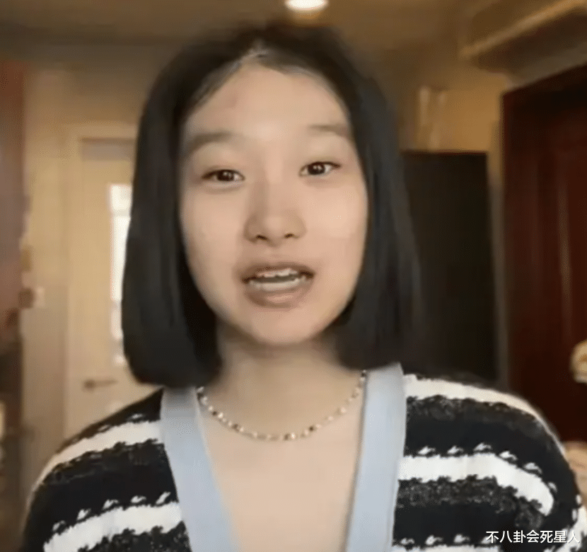 文章女儿素颜出镜，身材高挑但方脸塌鼻不如妈，意外曝光千万豪宅