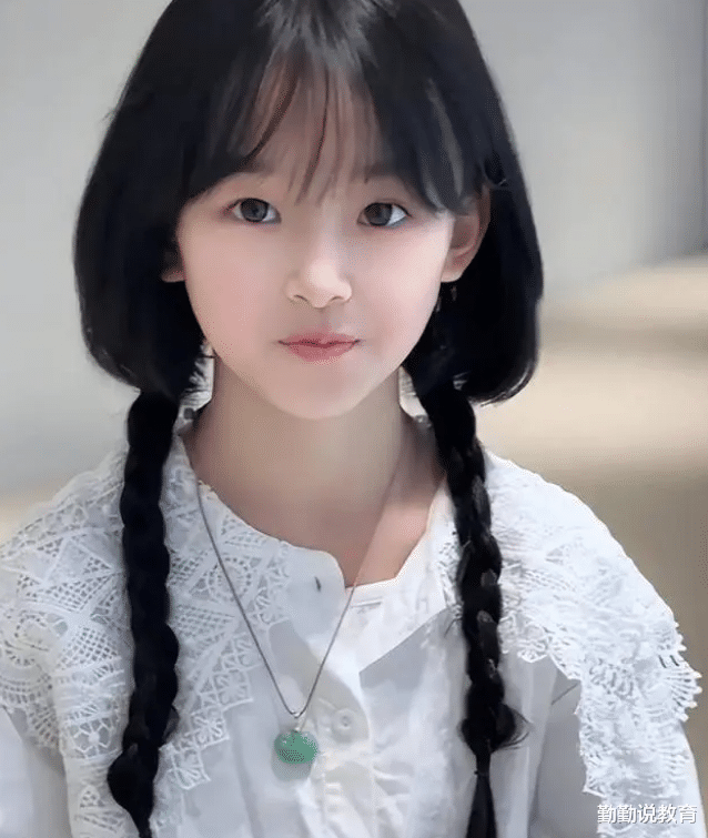 发型 “水母头”配马面裙有多绝？小学生引领时尚潮流，家长：这好看吗