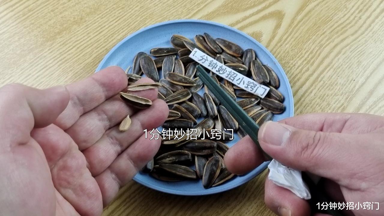 木耳|剥花生别用手抠，只需一双筷子1个瓶盖，快速剥花生，好用不伤手