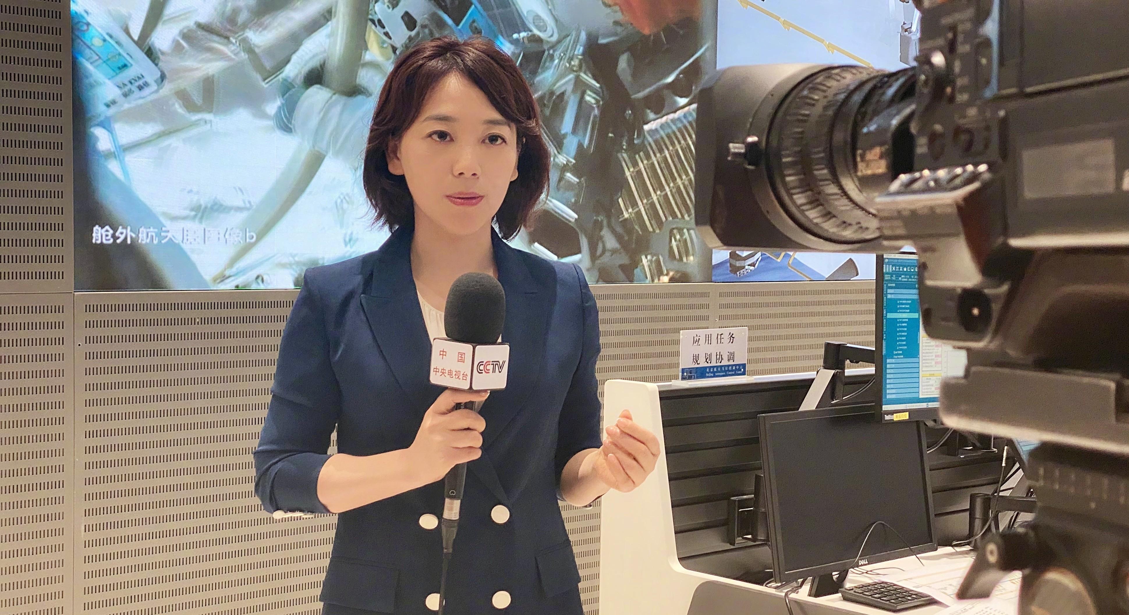 央视新闻主播劳春燕直播出现“意外”,观众未察觉异样