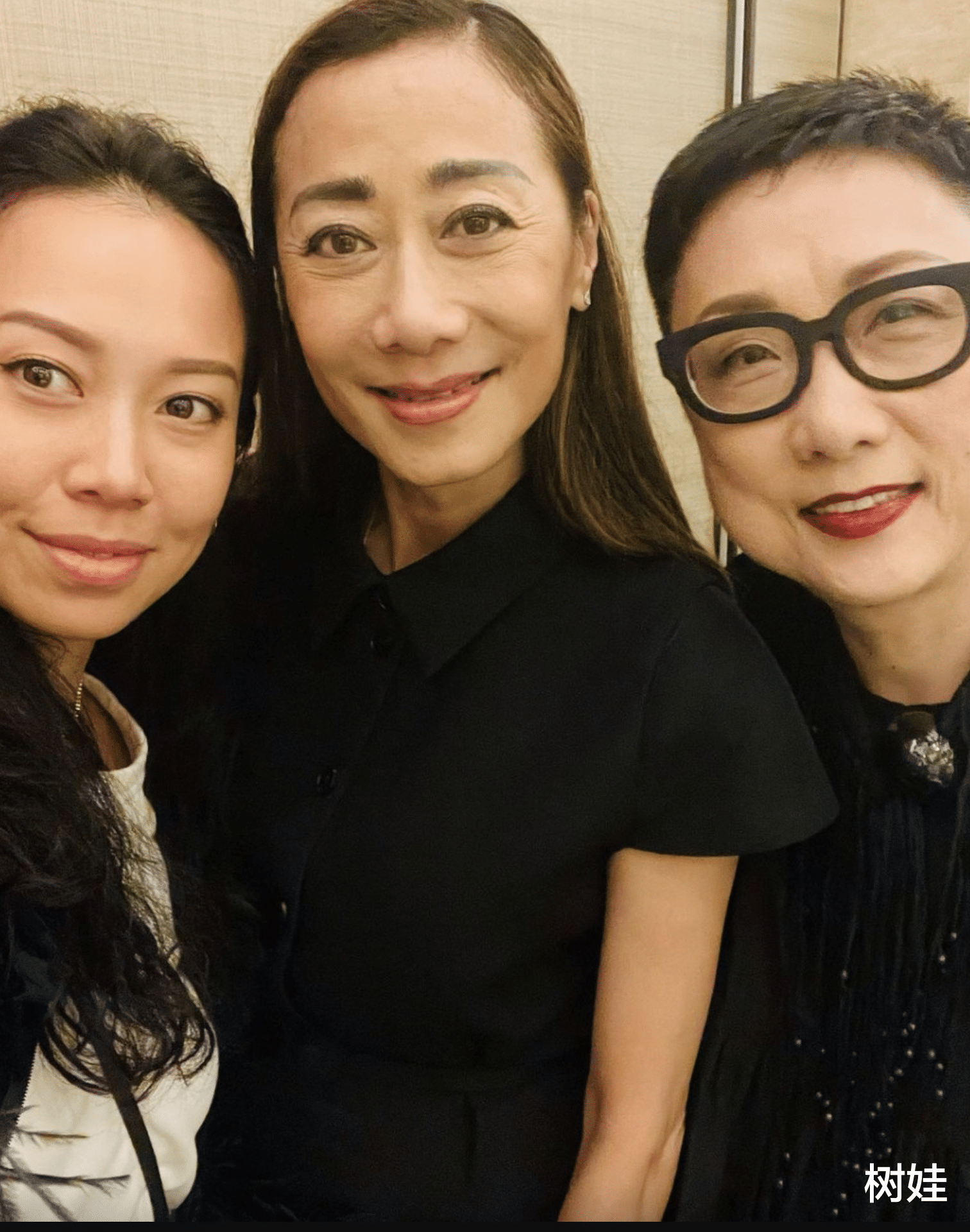 张天爱|张天爱为父亲办追思会,与邢嘉倩贴脸合照,鱼尾纹明显气质仍出众