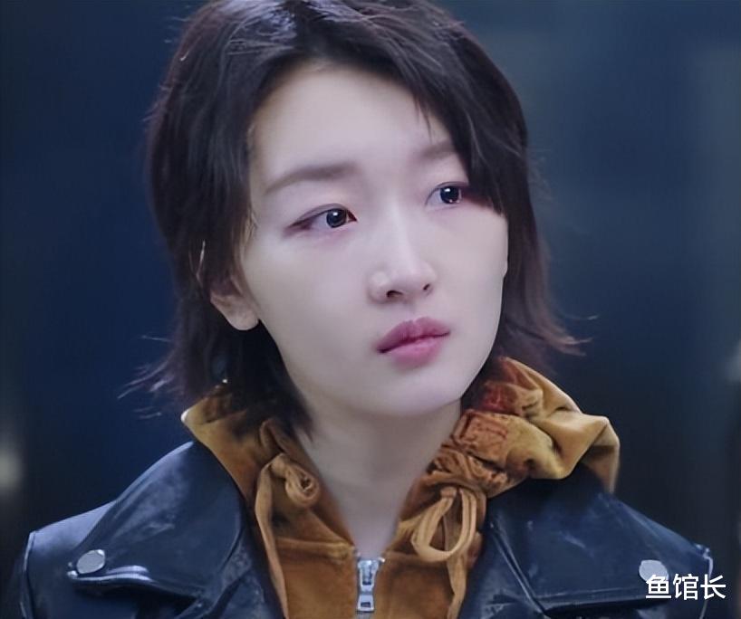 金鸡一晚,坐在“大佬”堆里的周冬雨,让所有人见识了她的江湖地位