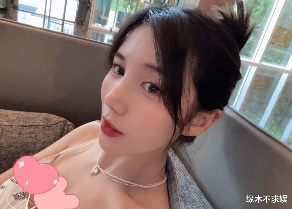 黄景瑜前妻再曝大瓜，控黄景瑜在姥姥丧期出轨，和女明星开房！