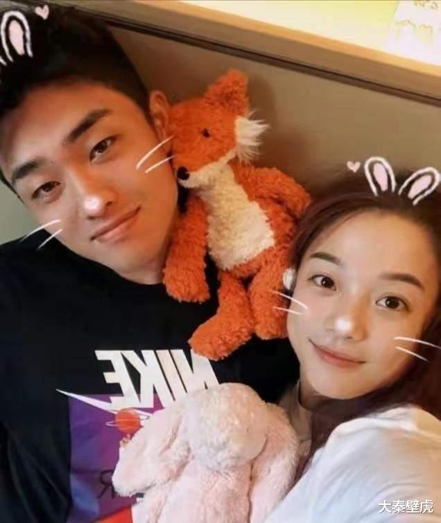 终成别人新娘！吴易昺前女友官宣结婚，与新郎甜蜜比心，网友祝福