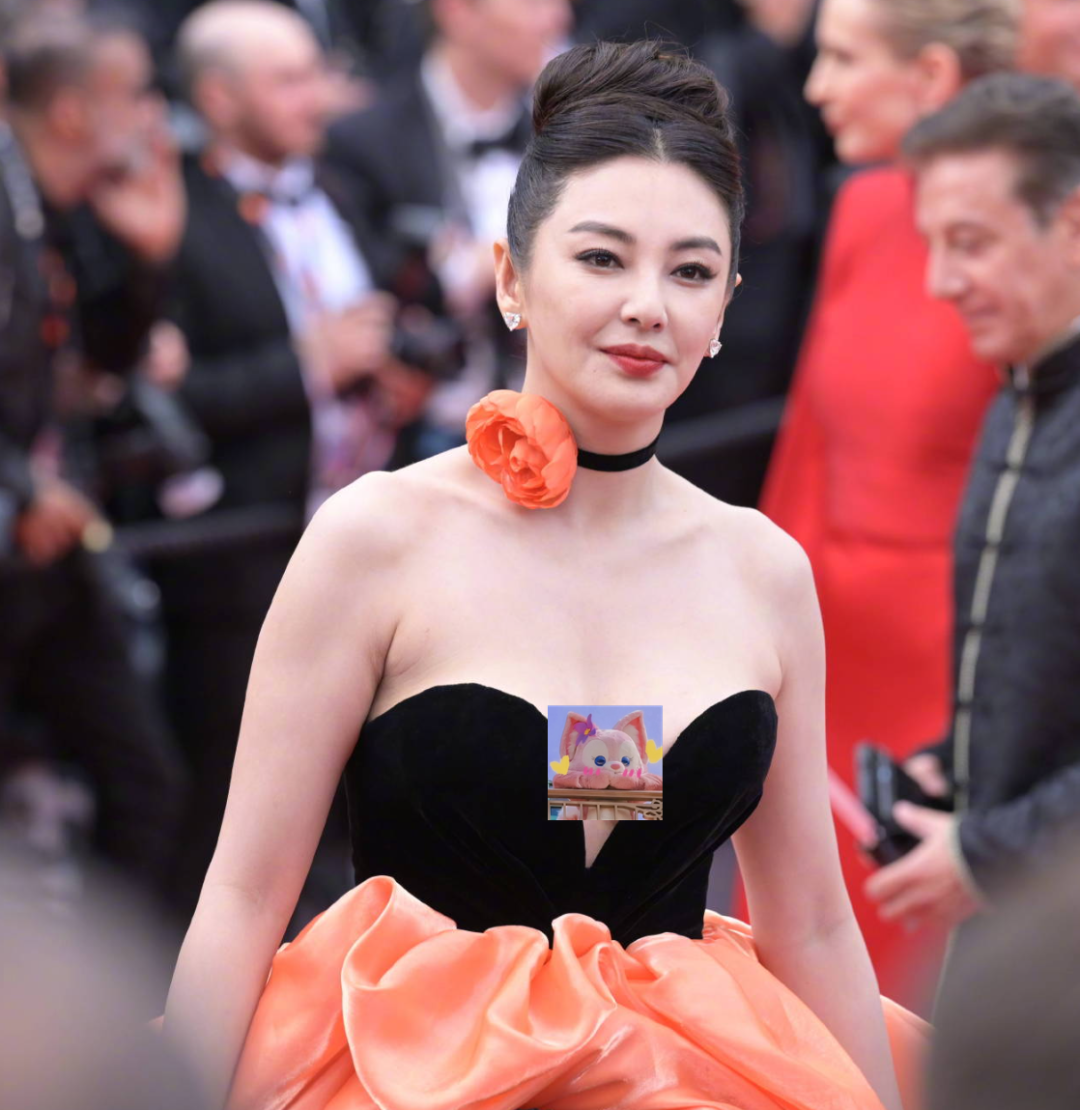 戛纳|戛纳电影开幕红毯，关晓彤黑裙闪烁，朱一龙脸垮僵硬，巩俐气场强