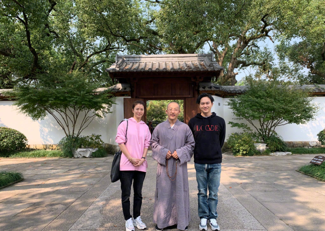 袁咏仪回老家探亲，素面朝天跟普通大妈一样，容貌和状态都真实！