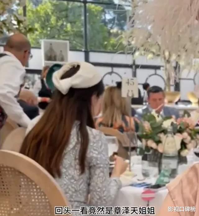 章泽天素颜现身，疲惫又憔悴，黑眼圈明显，一身打扮显邋遢