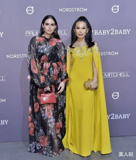 邓文迪换发型似换了张脸!脸部僵硬似假人,化大浓妆配披风裙完全认不出来