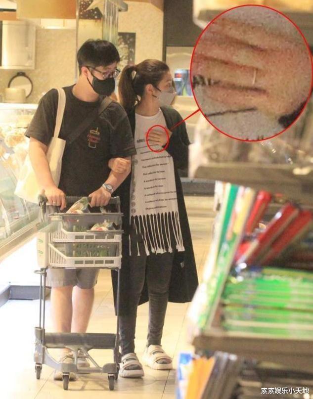 Selina|Selina官宣怀孕！公开宝宝小名，一个月前和男友全家共同出游