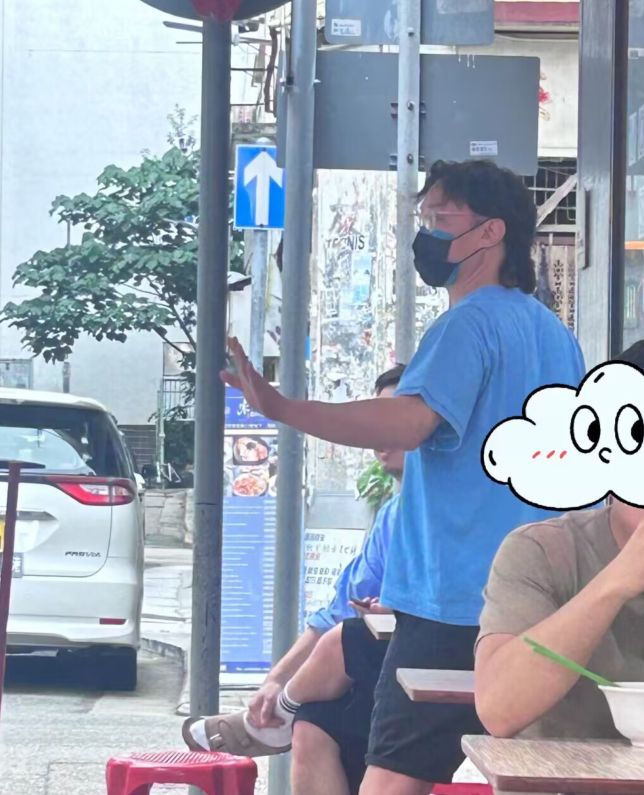 |陈奕迅与助理现身苍蝇馆,打扮低调无明星架子,坐路边吃饭不怕热