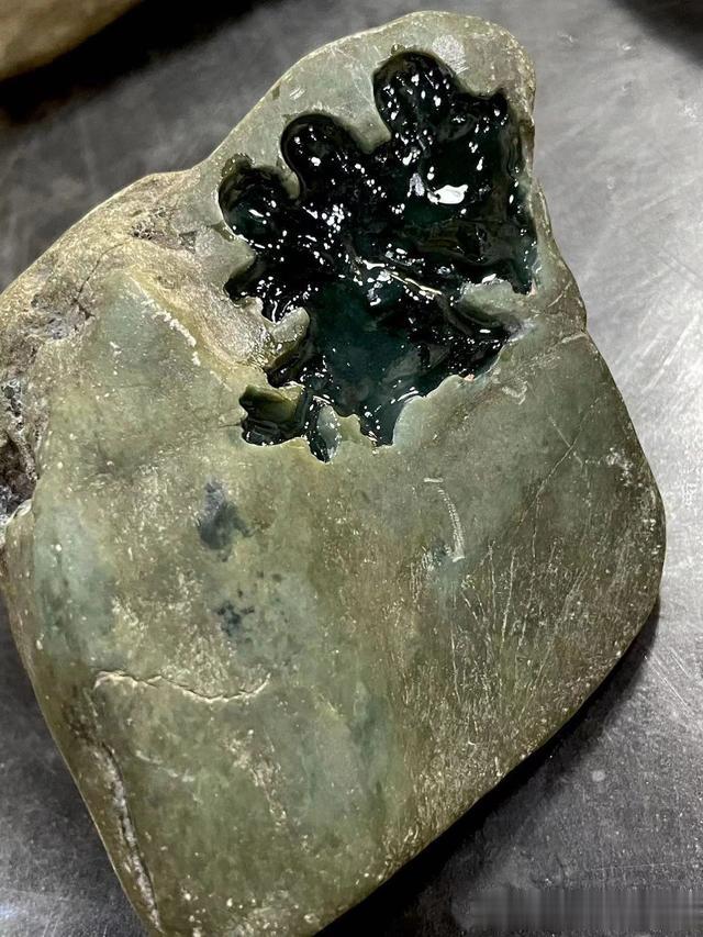 翡翠|翡翠原石开窗肉质发黑,它的种就一定好吗?