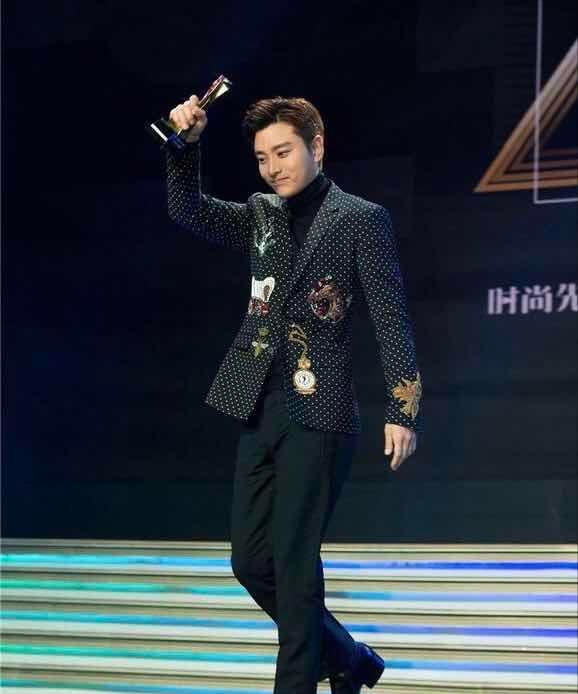 李小璐在结婚纪念日发文:很想你,贾乃亮回怼:我理发顶多要半小时!