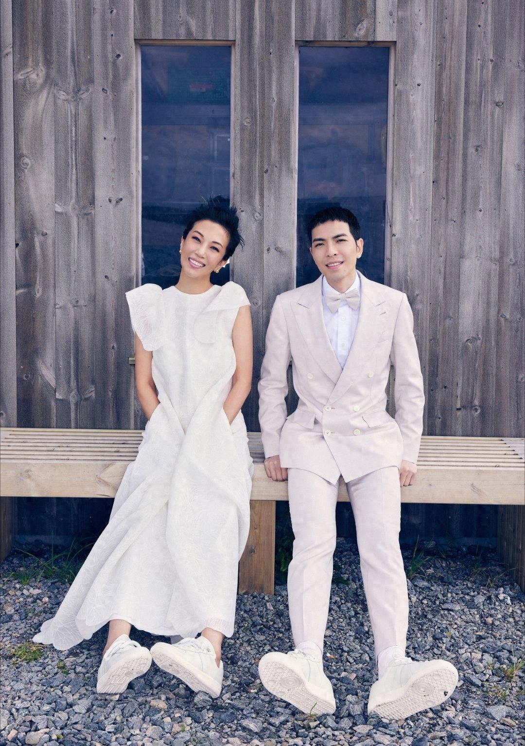 萧敬腾官宣与50岁经纪人结婚,婚纱照超唯美,女方已经明确拒生孩子