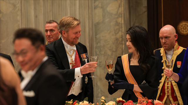 韩国夫人出席荷兰国宴拿出战袍!穿泡泡袖小黑裙美如赫本,美翻了