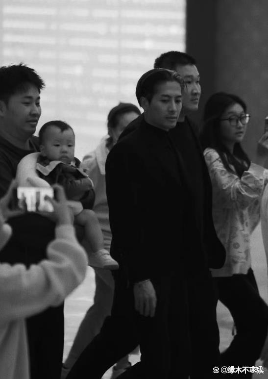 王嘉尔参加婚宴引争议!被美女簇拥,夜店又和男子亲昵,还被灌酒