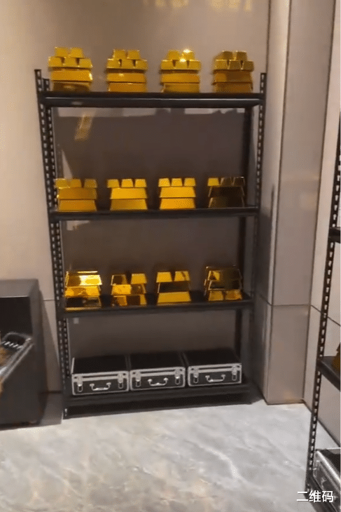 太有钱了！演员于洋豪宅曝光，3层货架放上吨金砖，网友呼吁严查