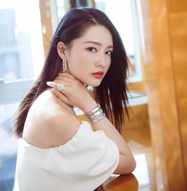 李沁巴黎秀场美翻天，国际脸秒杀外国女星