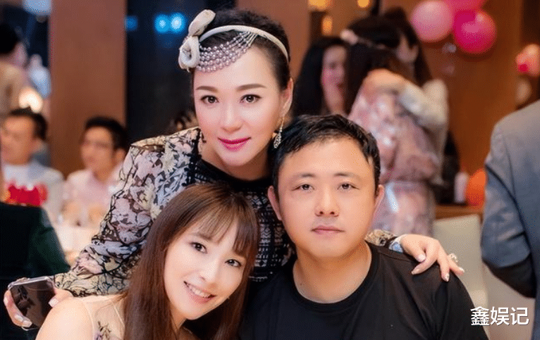 纪晓波犯罪集团覆灭后,吴佩慈首度露面,戴婚戒飞到日本看演唱会