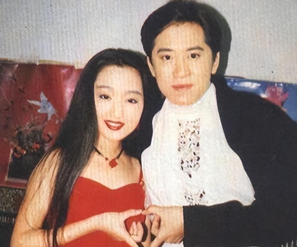分手26年，赖文峰出狱后结婚娇妻相伴，杨钰莹的选择令人很心疼