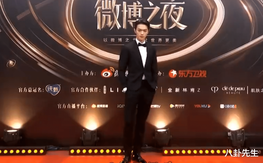 微博之夜|微博之夜丑造型真不少:刘亦菲关晓彤露肩裙显胖,谷爱凌袖套抢镜