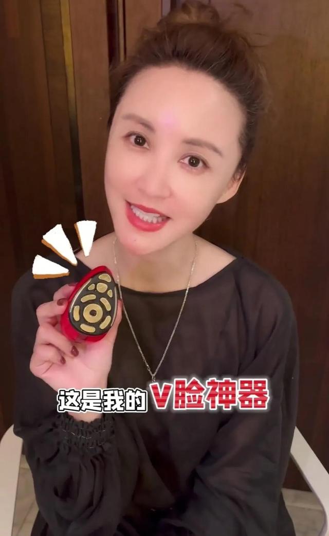 张歆艺|张歆艺瘦成纸片人!锁骨凸出青筋暴起,面部肿成发面馒头疑似整容