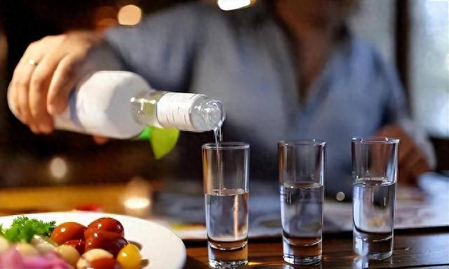 吃晚饭时,长期喝点“白酒”的人,最后身体都怎么样了?