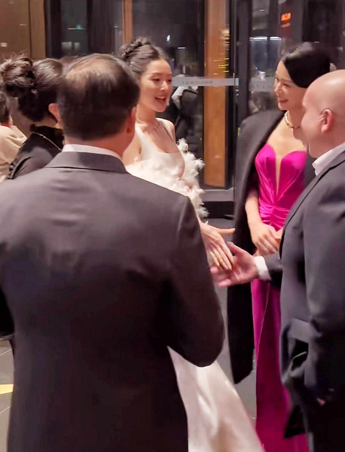 张天爱上海参加点灯仪式,露脐装突显优雅大气,网友点评:交际花