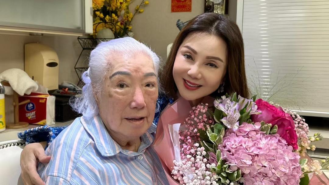 98岁余宝珠近照曝光，满面红光精神好，并亲自为前儿媳谢玲玲庆生