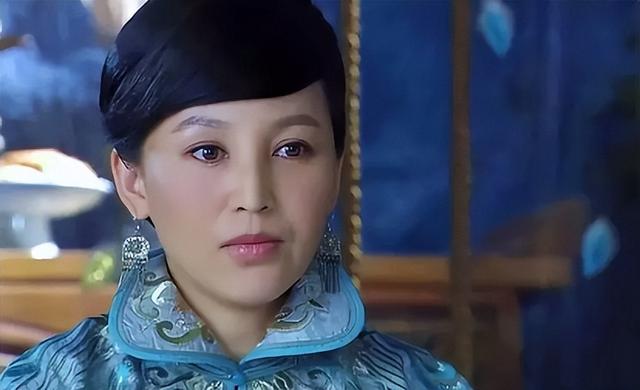 19岁与导演私奔裸婚,在地下室连生3胎,如今丈夫用7部剧将她捧红